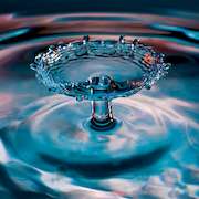 Psychotherapie – Ausbildungen & Seminare: Wassertropfen trifft Wasseroberfläche